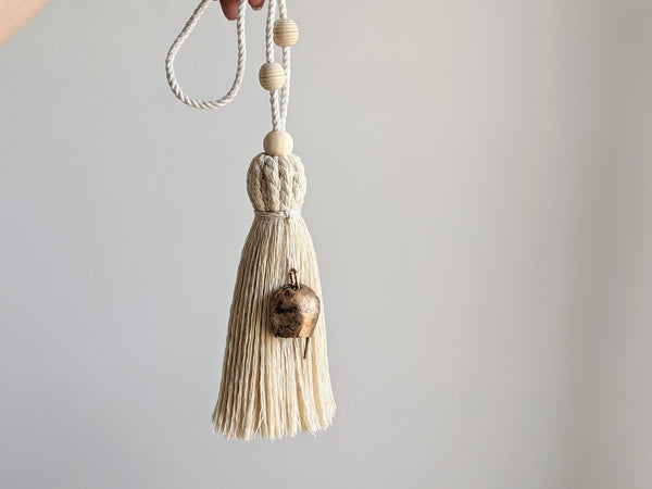 Decorative tassel in natural cotton with brass bell
